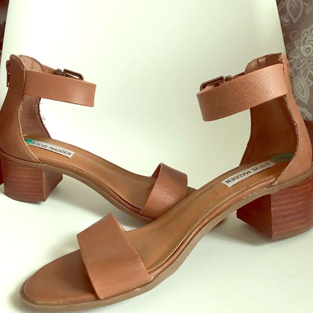 Flat sandals